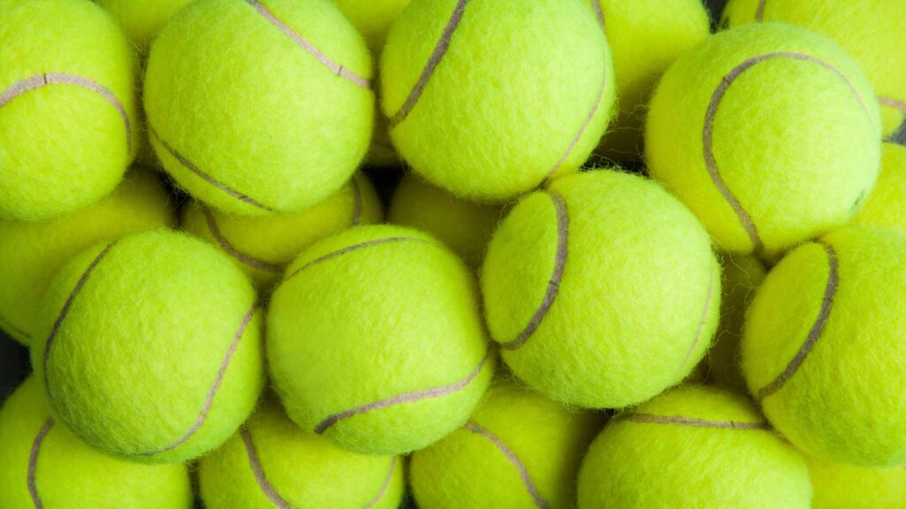 Ganz viele Tennisbälle auf einem Haufen