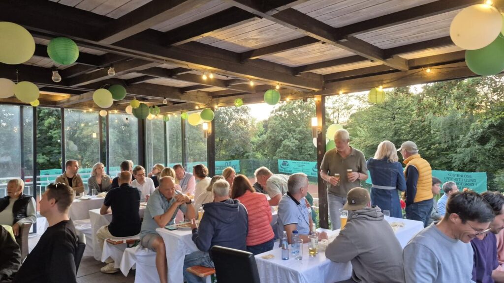 Gemütliche Runde beim Sommerfest